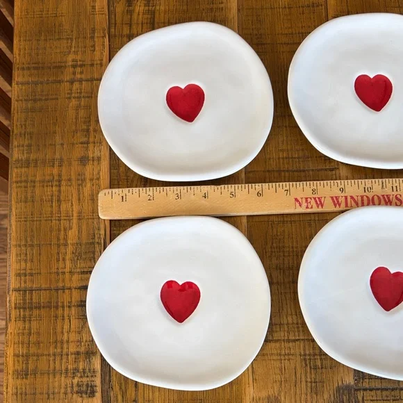 Williams Sonoma set of 8 White Plate with Red Heart - Picture 4 of 7